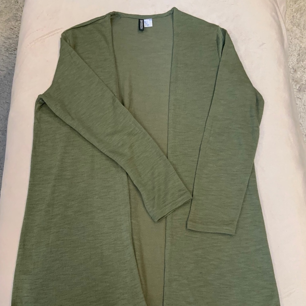 H&M Green M Cardigan Lightweight Cover up Scandi Girl Normcore Minimalist